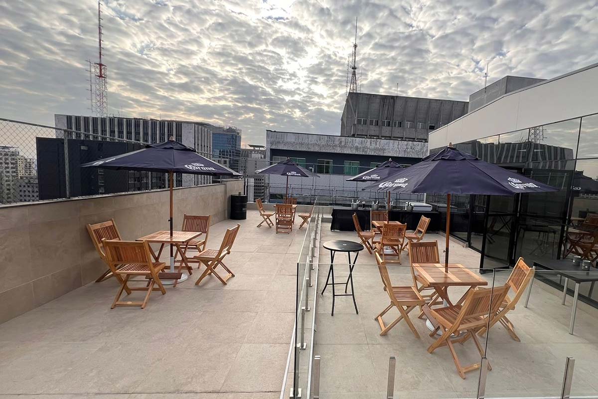 Paulista 688 — lounges e mesas