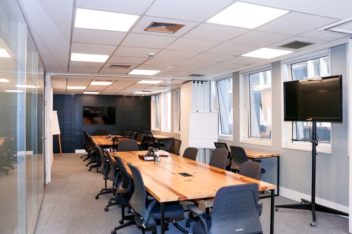 Paulista 2439 — TV e conectividade