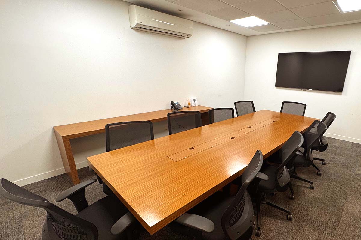 Sala de reunião na Paulista 688 — TV e conectividade