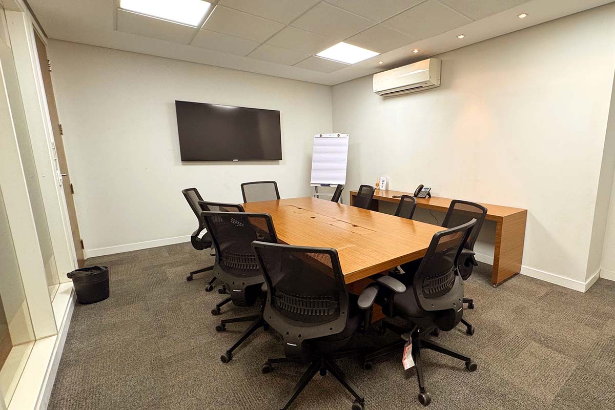 Sala de reunião na Paulista 688 — mesa para equipe