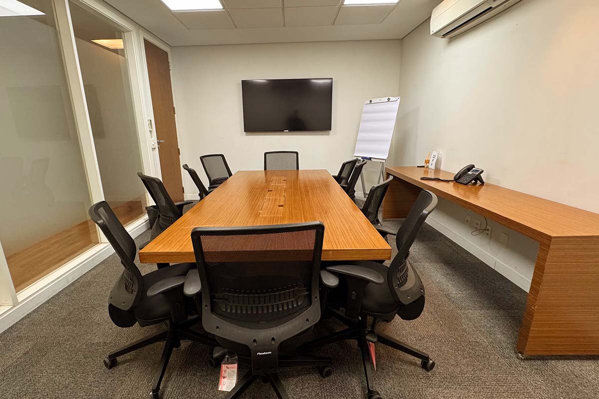 Sala de reunião na Paulista 688 — TV e conectividade