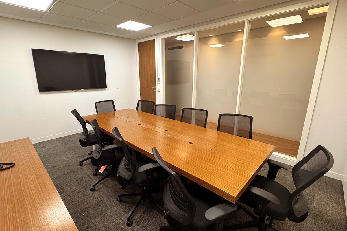 Sala de reunião na Paulista 688 — mesa para equipe